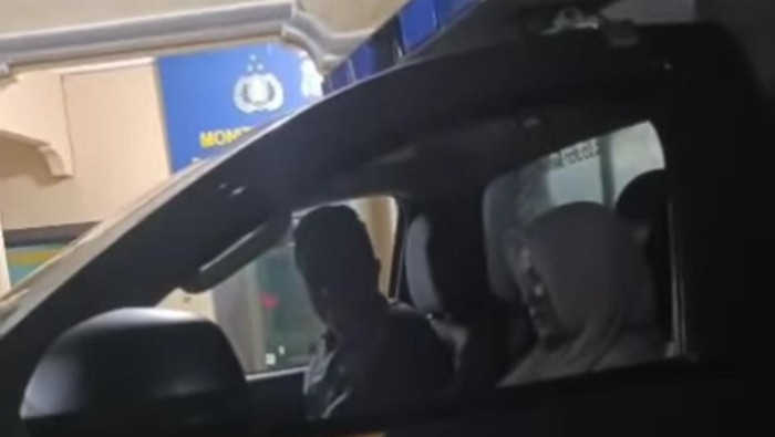 Marina saat menumpang mobil patroli polisi. (Istimewa)