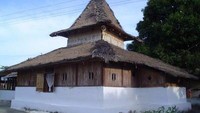 Masjid Wapauwe, Maluku Tengah. Masjid ini memiliki arti Masjid yang dibangun di bawah pohon mangga berabu dan berdiri berdampingan dengan reruntuhan gereja tua. (Dok. Wikipedia)