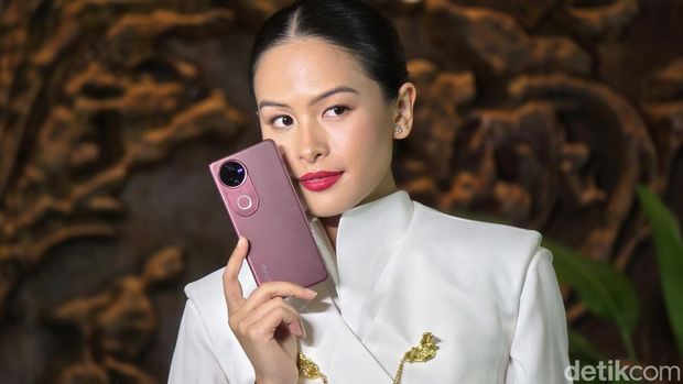 Maudy Ayunda mengaku jatuh hati pada Vivo V50 5G