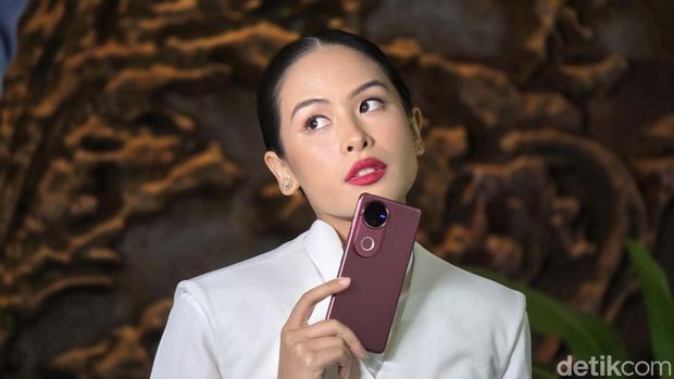 Maudy Ayunda mengaku jatuh hati pada Vivo V50 5G