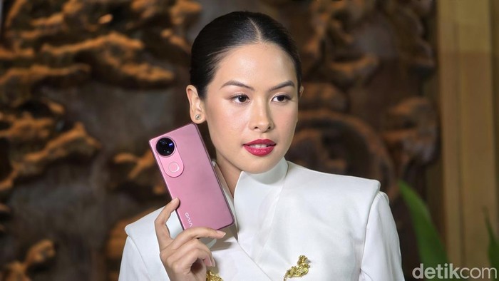 Maudy Ayunda mengaku jatuh hati pada Vivo V50 5G