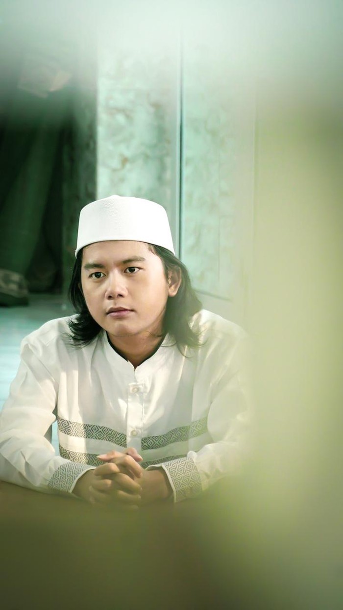 Penyanyi Maulana Ardiansyah merilis single religi Sholatlah Sebelum Kau Disholatkan.