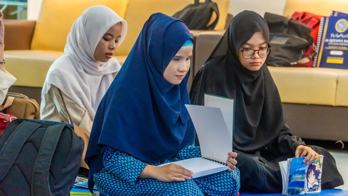 Mengaji Braille dan Bahasa Isyarat Mahasiswa Disabilitas Unesa