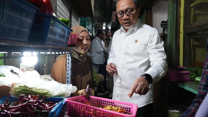 Menteri Koordinator Bidang Pangan Zulkifli Hasan (Zulhas) mengecek harga bahan pangan di Pasar Genteng, Kota Surabaya.