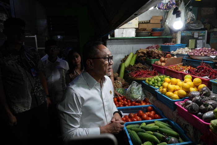 Menteri Koordinator Bidang Pangan Zulkifli Hasan (Zulhas) mengecek harga bahan pangan di Pasar Genteng, Kota Surabaya.