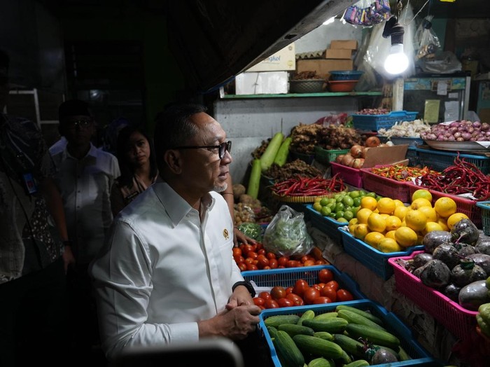 Menteri Koordinator Bidang Pangan Zulkifli Hasan (Zulhas) mengecek harga bahan pangan di Pasar Genteng, Kota Surabaya.