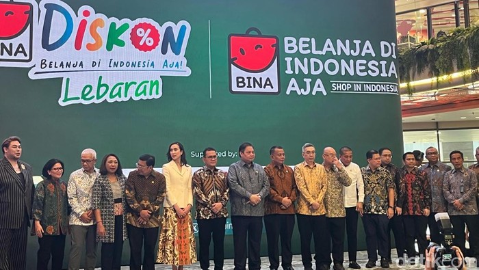 Pemerintah bersama pengusaha, Himpunan Peritel & Penyewa Pusat Perbelanjaan Indonesia (HIPPINDO) dan Asosiasi Pengelola Pusat Belanja Indonesia (APPBI) meluncurkan program diskon gede-gedean bernama Belanja di Indonesia Aja (Bina) Diskon 2025.