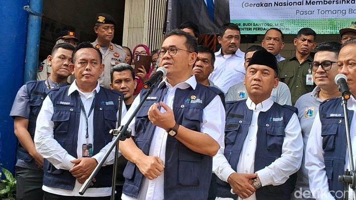 Menteri Perdagangan (Mendag) Budi Santoso menggelar Gerakan Nasional Membersihkan Pasar Nusantara (Gernas Mapan) sekaligus mengecek sejumlah harga bahan pokok di Pasar Tomang Barat, Jakarta Barat, Jumat (14/3/2025).