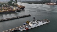 Sebuah kapal Penjaga Pantai AS berlabuh di pangkalan angkatan laut di sepanjang Terusan Panama di Kota Panama, Kamis (13/3/2025).