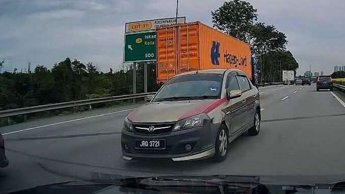Mobil Lawan Arah di Lajur Kanan Jalan Tol