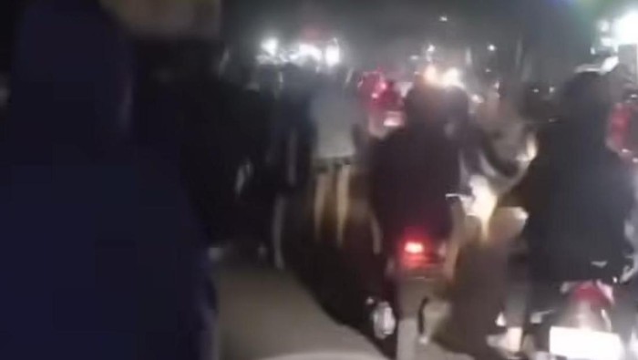 Momen 500 pemuda berkumpul dan dibubarkan polisi di Depok