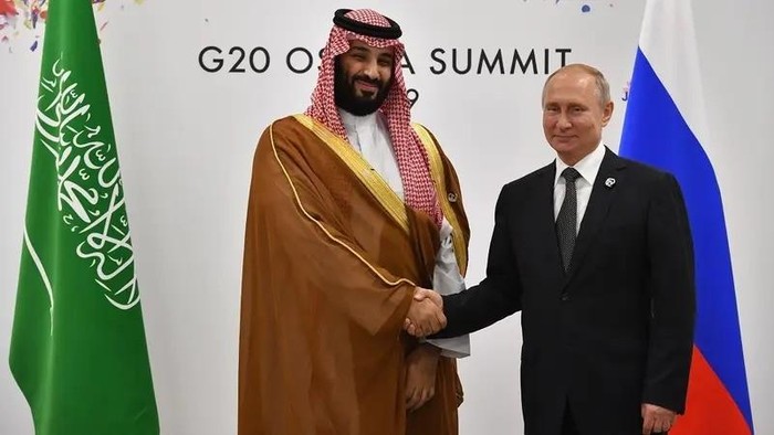 Russia’s President Vladimir Putin (R) shakes hands with Saudi Arabia’s Crown Prince Mohammed bin Salman during a meeting on the sidelines of the G20 Summit in Osaka on June 29, 2019. (File photo: AFP)