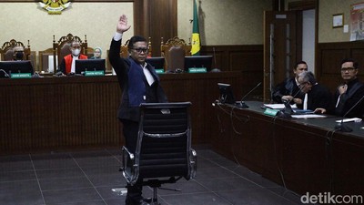 Momen Sekjen PDIP Hasto Kristiyanto Jalani Sidang Dakwaan
