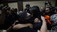 Hasto dipeluk anggota keluarganya.