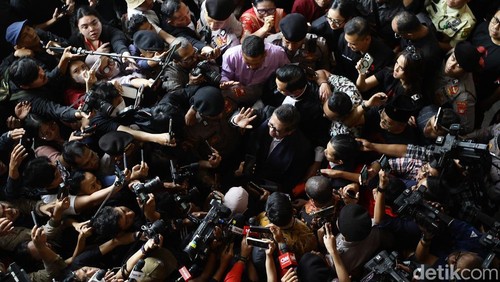 Sekjen PDIP Hasto Kristiyanto jalani sidang di Pengadilan Tipikor Jakarta Pusat, Jumat (14/3). Hasto didakwa merintangi penyidikan kasus suap tersangka Harun Masiku.