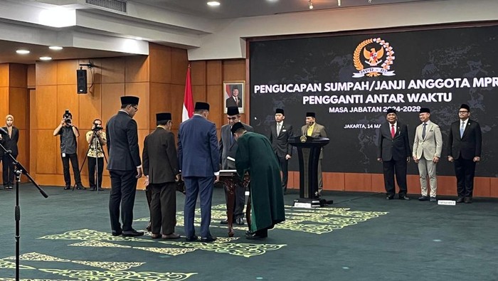 Ketua MPR Ahmad Muzani memimpi pengucapan sumpah pengganti antarwaktu (PAW) 5 anggota MPR periode 2024-2029, Jumat (14/3/2025). Muzani berharap para anggota yang baru dilantik dapat memperkuat tugas dan fungsi MPR.