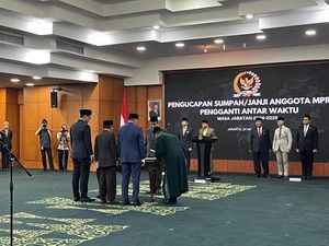 Muzani Pimpin Pengucapan Sumpah PAW 5 Anggota MPR Periode 2024-2029