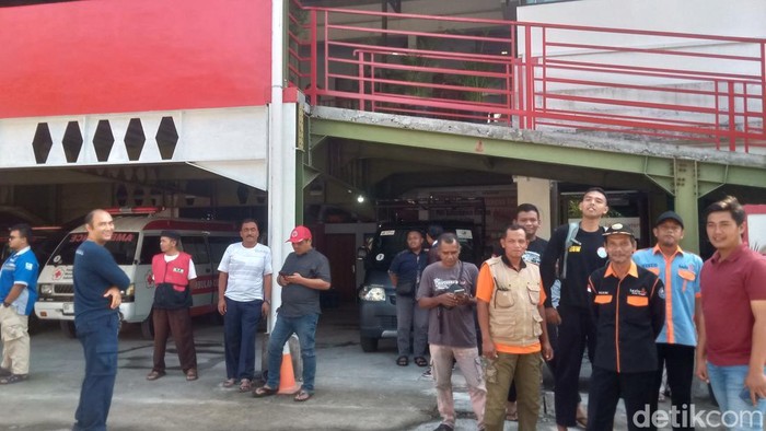 Para kru ambulans di Klaten mendatangi kantor PMI Kabupaten Klaten, Jumat (14/3/2025).