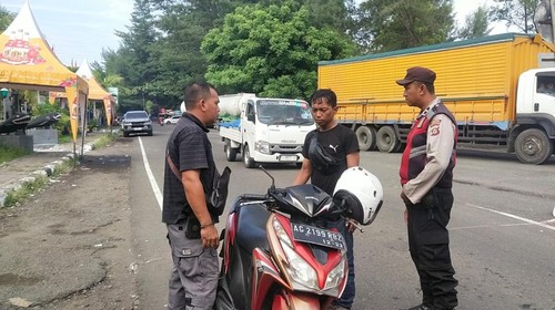 Polisi mengamankan terduga pelaku begal yang hendak kabur melalui Pelabuhan Gilimanuk, Kecamatan Melaya, Kabupaten Jembrana, Jumat (14/3/2025).
