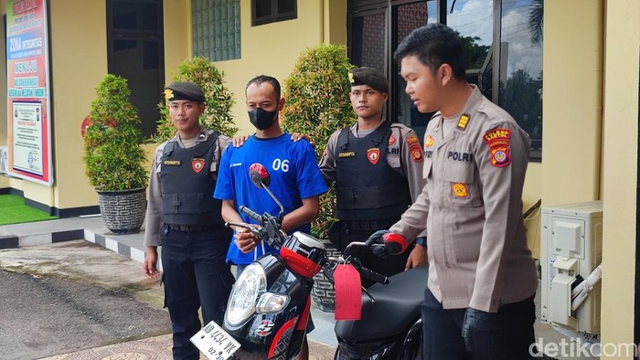 Pelaku penjambretan saat memberikan keterangan di Polres Bantul, Jumat (14/3/2025).