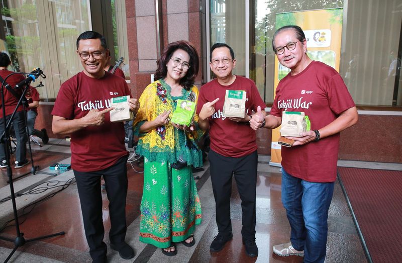 Pembagian takjil oleh Foopark Greaseproof-Pisang Goreng Madu Bu Nanik di Jakarta.