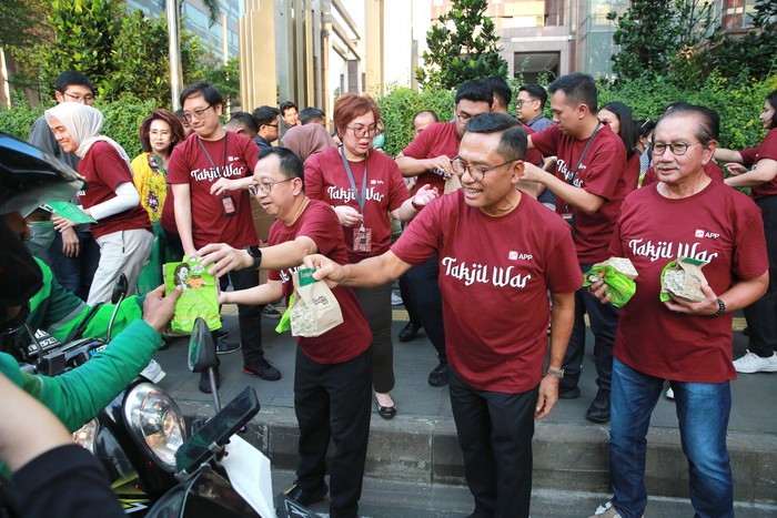 Pembagian takjil oleh Foopark Greaseproof-Pisang Goreng Madu Bu Nanik di Jakarta.