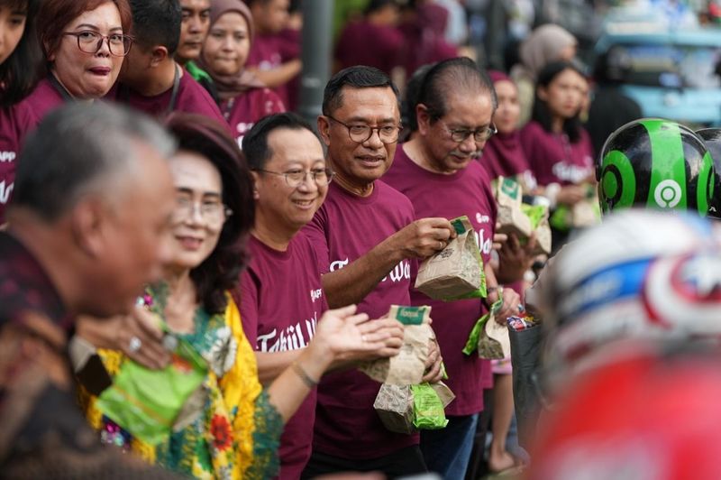 Pembagian takjil oleh Foopark Greaseproof-Pisang Goreng Madu Bu Nanik di Jakarta.