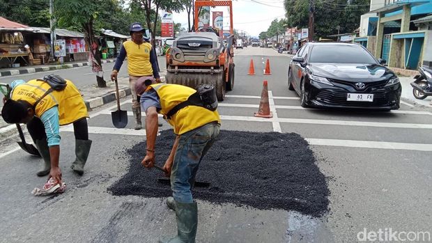 Pemprov Banten kebut perbaikan jalan alternatif mudik lebaran 2025 di wilayahnya. Foto: Arief/detikcom
