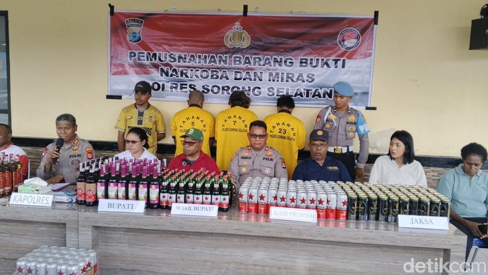 Pemusnahan miras dan sabu di Polres Sorong Selatan.