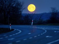 Penampakan Fenomena Worm Moon di Langit Meksiko hingga AS