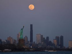 Penampakan Fenomena Worm Moon di Langit Meksiko hingga AS