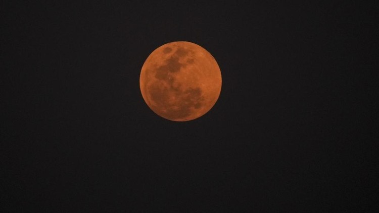 The moon shines over Mexico City during a total lunar eclipse, Thursday, March 13, 2025. (AP Photo/Marco Ugarte)