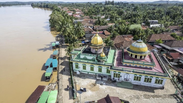Penampakan Masjid Tertua di Batanghari Foto udara Masjid Asy-Syuhada di Desa Terusan, Batanghari, Jambi, Kamis (13/3/2025). Masjid yang dibangun secara swadaya oleh masyakat dan dibantu arsitek asal Tiongkok pada tahun 1911 tersebut merupakan masjid tertua di Kabupaten Batanghari. ANTARA FOTO/Wahdi Septiawan/tom.