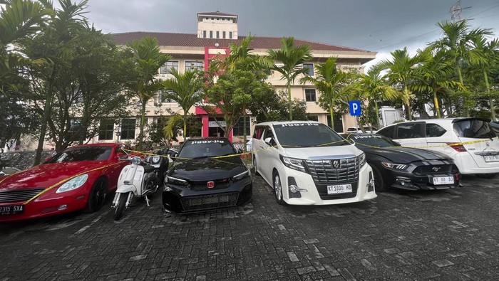 Penampakan mobil mewah diduga hasil TPPU narkoba disita Bareskrim Polri dari Direktur Persiba Catur Adi Priatno.