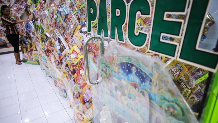 Pekerja menata parsel Lebaran di Toko Elson Parcel, Surabaya, Jawa Timur, Jumat (14/3/2025). Memasuki hari ke-14 Ramadhan, pedagang telah menjual hingga 1.500 paket parsel Lebaran dengan harga Rp100 ribu hingga Rp4 juta dan diprediksi akan terus meningkat hingga H-7 Lebaran ANTARA FOTO/Rizal Hanafi/rwa.