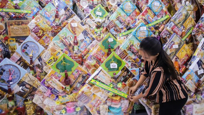 Pekerja menata parsel Lebaran di Toko Elson Parcel, Surabaya, Jawa Timur, Jumat (14/3/2025). Memasuki hari ke-14 Ramadhan, pedagang telah menjual hingga 1.500 paket parsel Lebaran dengan harga Rp100 ribu hingga Rp4 juta dan diprediksi akan terus meningkat hingga H-7 Lebaran ANTARA FOTO/Rizal Hanafi/rwa.