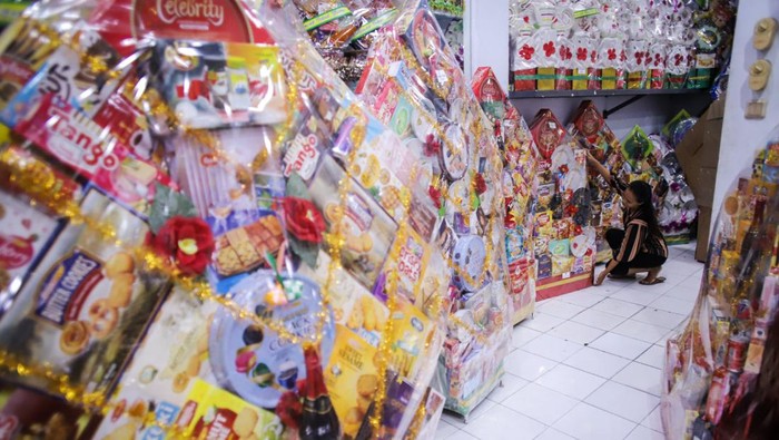 Pekerja menata parsel Lebaran di Toko Elson Parcel, Surabaya, Jawa Timur, Jumat (14/3/2025). Memasuki hari ke-14 Ramadhan, pedagang telah menjual hingga 1.500 paket parsel Lebaran dengan harga Rp100 ribu hingga Rp4 juta dan diprediksi akan terus meningkat hingga H-7 Lebaran ANTARA FOTO/Rizal Hanafi/rwa.