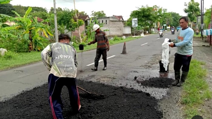 Perbaikan jalan rusak di Tulungagung