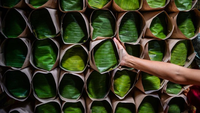 Permintaan Apem Khas Pandeglang Melonjak saat Ramadan Pekerja mengemas apem yang siap dijual di Sentra Produksi Apem Barokah 1970, Desa Kadubungbang, Pandeglang, Banten, Jumat (14/3/2025). Pelaku usaha setempat mengaku permintaan apem khas Pandeglang yang biasa disajikan untuk menu berbuka puasa melonjak dari rata-rata produksi sebanyak 20 kilogram per hari menjadi 2 kuintal per hari dan dijualnya seharga Rp10.000 per bungkus. ANTARA FOTO/Muhammad Bagus Khoirunas/rwa.