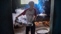 Pelaku usaha setempat mengaku permintaan apem khas Pandeglang melonjak dari rata-rata produksi sebanyak 20 kilogram per hari menjadi 2 kuintal per hari.  