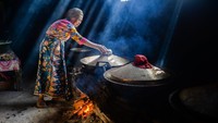 Pekerja memasak apem di Sentra Produksi Apem Barokah 1970, Desa Kadubungbang, Pandeglang, Banten, Jumat (14/3/2025).