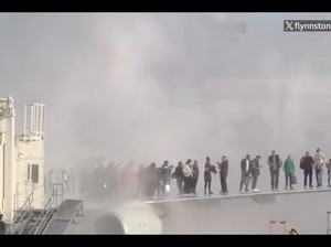 Pesawat Boeing American Airlines Terbakar, Penumpang Berjejer di Sayap