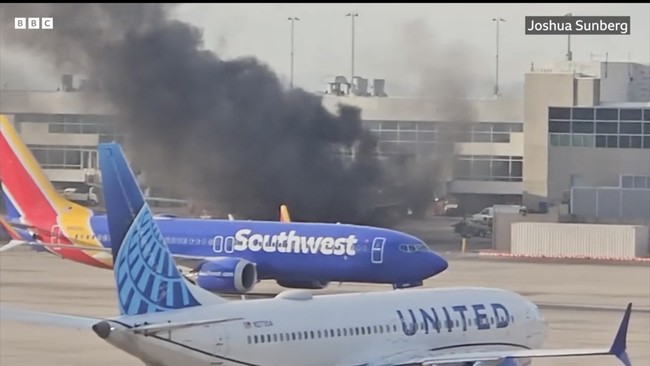 Ngeri Penumpang Berdiri di Sayap Saat American Airlines Dilalap Api
