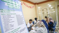 Peserta melakukan verifikasi mudik gratis di Kantor Dinas Perhubungan Jakarta Selatan, Jumat (14/3/2025). 