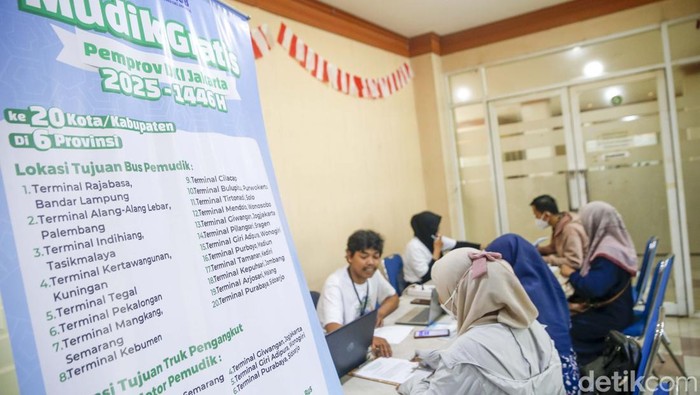 Peserta Gelombang I Mudik Gratis Pemprov DKI Jakarta Lakukan Verifikasi Peserta melakukan verifikasi mudik gratis di Kantor Dinas Perhubungan Jakarta Selatan, Jumat (14/3/2025).