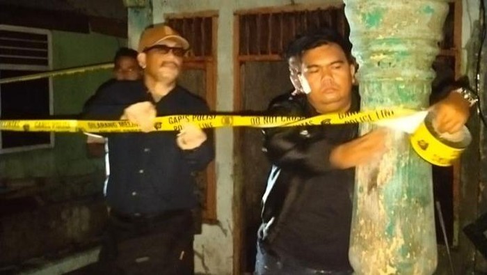 Petugas kepolisian saat olah TKP kebakaran. (Dok. Polres Pelabuhan Belawan)