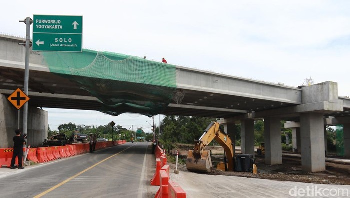 Petugas konstruksi melakukan persiapan untuk memastikan segemen Prambanan-Tamanmartani siap dibuka fungsional untuk mudik mendatang. Foto diunggah Jumat (14/3/2025).