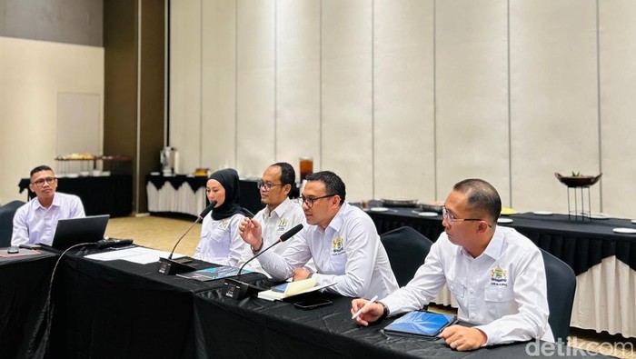 Pj Ketua Kadin Majalengka Raden Hendrian Suryanatanagara saat memberikan arahan kepada pengurus dan anggota Kadin Majalengka.