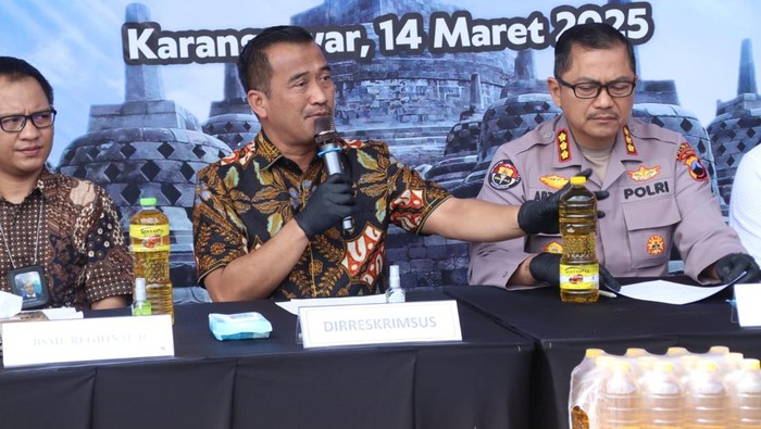 Polda Jateng menggelarjumpa pers terkait pembongkaran praktik kecurangan produk Minyakita di Karanganyar, Jumat (14/3/2025).