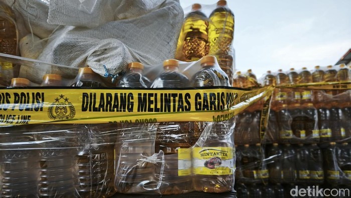 Polda Jateng menyita puluhan ribu botol Minyakita disunat dari pabrik di Karanganyar, Jumat (14/3/2025).